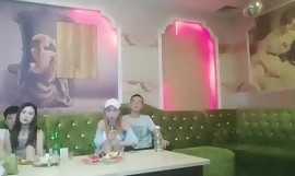 KTV chinois prearrange d'un sexe bizarre avec une femme assise 4p