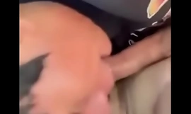 18 χρονών Σίσσυ ομοφυλόφιλη φλούζι που πιπιλίζει εντοπίζει στο αυτοκίνητο