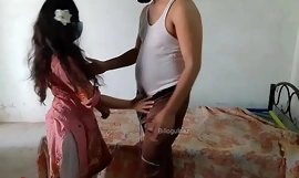 Nieskazitelna desi pokojówka przybija przemęczonego właściciela domu ze wszystkich stron, słuchając czystego dźwięku w języku hindi