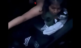 यूके की किशोर लड़की की देसी कार पार्क में सार्वजनिक रूप से चुदाई की गई