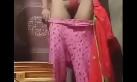 Sexo clothes-brush una chica de pueblo bangladesí