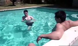 Fratele vitreg fierbinte are un trio la piscină