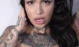 La beauté tatouée Leigh Funereal utilise sa langue envahissante pour balayer l'anus de Michael Vegas
