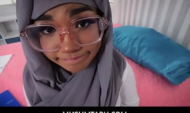 MuslimTabu - Gelukkige knapperd neukt immutable poesje uit het Midden-Oosten en bedekt haar mooie gezicht met enorme lading