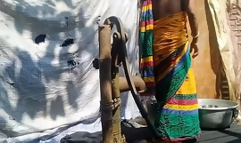पड़ोस का पब, विवाहित पत्नी, स्नान के साथ सेक्स, साड़ी के साथ आउटडोर में (आधिकारिक वीडियो Localsex31 द्वारा)