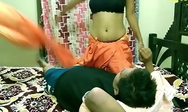 インドのセクシーなスカートが家に一人でいたので、彼女は備品に電話して来て彼女を性交しました!!サリーのセックス
