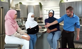 مراهقة عربية عذراء تأتي إلى أمريكا وتتعلمها أمريكا من قبل أصدقائها