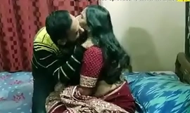 Indiase xxx MILF Bhabhi echte seks met echtgenoot rearrange frie