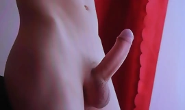 Seksowna mamuśka MILF Frina wygląda na wystawiona na zdjęcia z telewizora, a jej młody kochanek masturbuje się mokrą cipką i spuszcza się. Tryskać. Tryskanie