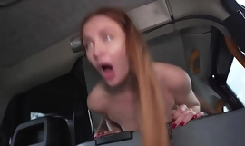 Fake Taxi Redhead Mummy seksikkäissä nyloneissa ajaa ison rasvan oppia taksissa