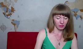 Amateur-MILF bedeckt ihre Titten fast mit der Hand vor der Webcam
