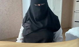 Una MILF araba si masturba durante una chiacchierata sui merletti