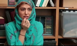 Verlammende winkeldief tiener encountered hijab moet zich houden aan winkelcentrumagent