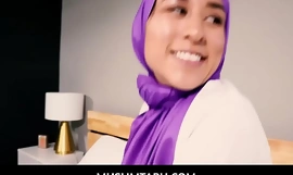 MuslimTabu - Pervertito arrapato fa capolino sulla bella ragazza in hijab Vanessa Vox