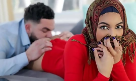 Stepbro soll seinen Hijab Stepsis etwas beibringen, bevor sie heiratet - Hijablust