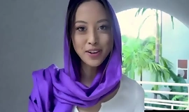 Una torrida adolescente musulmana non può, sotto restrizioni legali, pensare al sesso