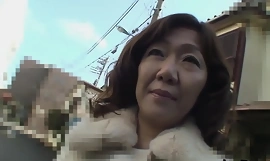 Japansk MILF som jump down someone's throat emot sperma i hennes fitta