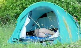 Orang bogel MILF Alžběta dalam khemah menggunakan khemah