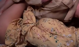 Hostel eurobabe deler flannel med velbegavet blonde MILF i triad