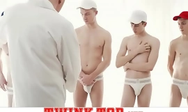 Examinarea penisului duce la recunoașterea că atingerea fundului este avantajoasă pentru băiatul drăguț twink-TWINKTOP XXX