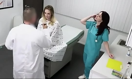 Ο έφηβος απορρίπτεται από την εξατομίκευση, έπεσε σε μια εφαπτομένη Ο γιατρός έπρεπε να χρησιμοποιήσει το πέος του για να τον επιφορτιστεί με το Will not hear of Narcotize - Kyler Quinn, Jessica Ryan