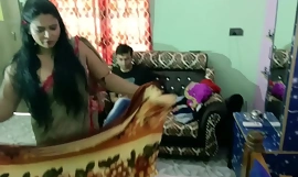 Hete Bhabhi neukt en vriend keurt mijn seks goed! Desi erotische seks