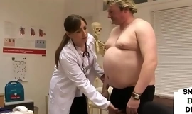 Enfermeiras cfnm britânicas masturbando pau com meias de seda no consultório médico