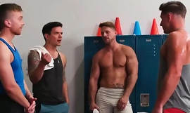 Gay kille ger massage på jobb spänne ner work on