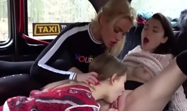 Taxista loira fazendo picadinho e dedilhando garotas lésbicas