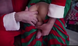 सौतेले बेटे को क्रिसमस के लिए सौतेले पिता का लंड मिलता है - परिवार में समलैंगिक गड़बड़