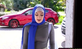 HijabHookup XXXビデオ - 巨尻のアラブ系大学生バイオレットジェムズはマルディグラが全く好きではなかった