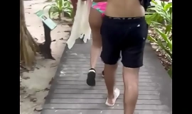 Latin chick Chunky Ass Lucia που περπατά στην παραλία στην Ταϊλάνδη X Huge Ass - Μέρος 2