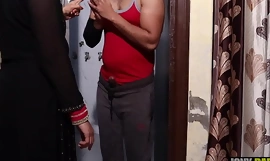 La cachonda Punjabi Bhabhi pilló a Bihari en su baño haciéndose una masturbación y lo castigó chupando el coño.