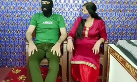 Coldness bella indiana Desi Bhabhi mi ha sorpreso a masturbarmi nella sala d'attesa del dottore