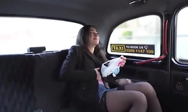 Gravid tøs sucks og kører taxachauffør udendørs