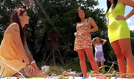 Partytjejer utomhus utan trosor och med underkläder i minikjol och kort solklänning Prova på med Twister Game Play