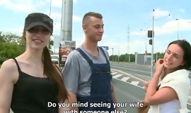 Adolescente ceca convinta di essere utile per rianimare i rapporti all'aperto
