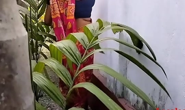 House Garden Clining Time Sex o soție bengaleză cu saree în aer liber (video oficial de Localsex31)