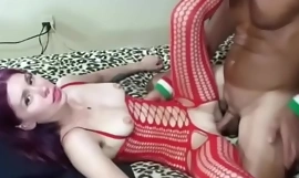小さなロシアの女の子がイタリアのポンドマシンで激しく犯されるXXXセックス