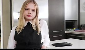 SisHD - Une jeune teensy-weensy demi-soeur blonde adolescente baise après s'être masturbée en POV - Coco Lovelock