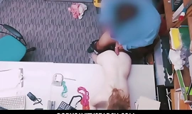 BodyCavitySearch - Mr Officer manipuliert die jungen kleinen Titten von Dolly Leigh, um sie zu ficken