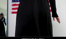 PervMuslim - olimpijka w hidżabie rucha trenera - Kismet Cruz
