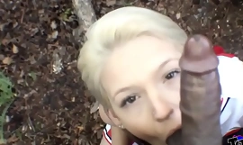 Drobná blondýnka bílá dívka má kurva velký černý penis pro diversion