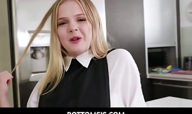 BottomSis - Hermanastra adolescente rubia pequeña y joven se folla después de masturbarse en POV - Coco Lovelock