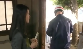 En kvindevoldtægtsmand sniger sig ind og voldtager et postbud 