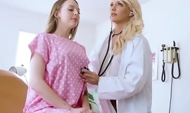 Teenager bliver commiserate med overspændt doctor lesbisk
